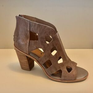 NEW Sofft Elegant & Comfortable Grey Italian Leather Heeled Sandal 9.5